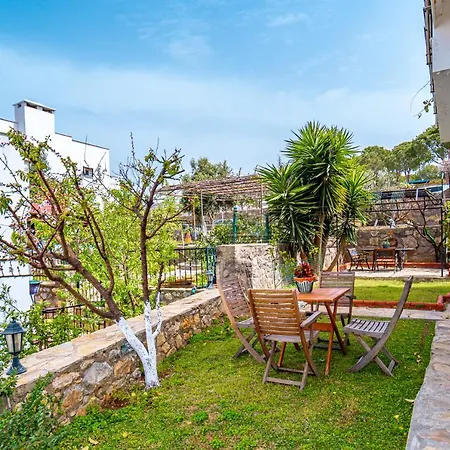 فيلة 3 Bedroom Villa With A Lovely Garden GundoğAn
