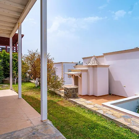 3 Bedroom Villa With A Lovely Garden GundoğAn بودروم