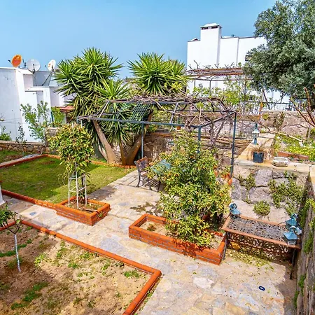 فيلة 3 Bedroom Villa With A Lovely Garden GundoğAn *