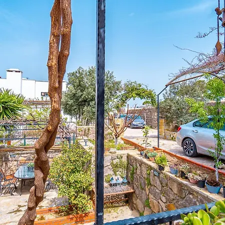 3 Bedroom Villa With A Lovely Garden GundoğAn Willa